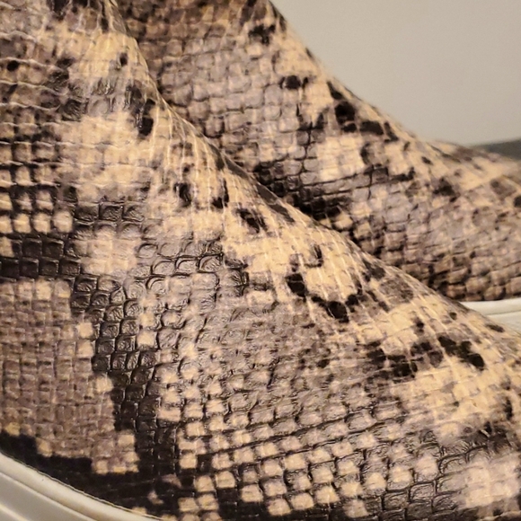 SHOES - Picture 2 of 3